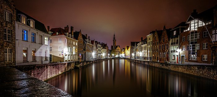 Una impresionante vista nocturna de Brujas, Bélgica