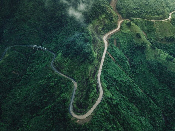 una hermosa toma aérea de un exuberante paisaje montañoso: impresionantes fotos de paisajes