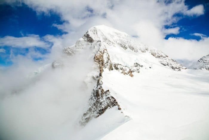 un hermoso paisaje montañoso en la nieve - impresionantes fotos de paisajes