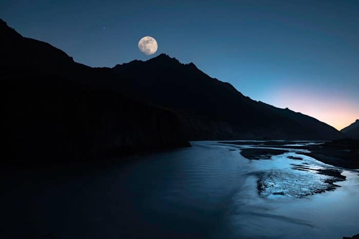 la luna sobre un hermoso paisaje montañoso junto a un lago - impresionantes fotos de paisajes
