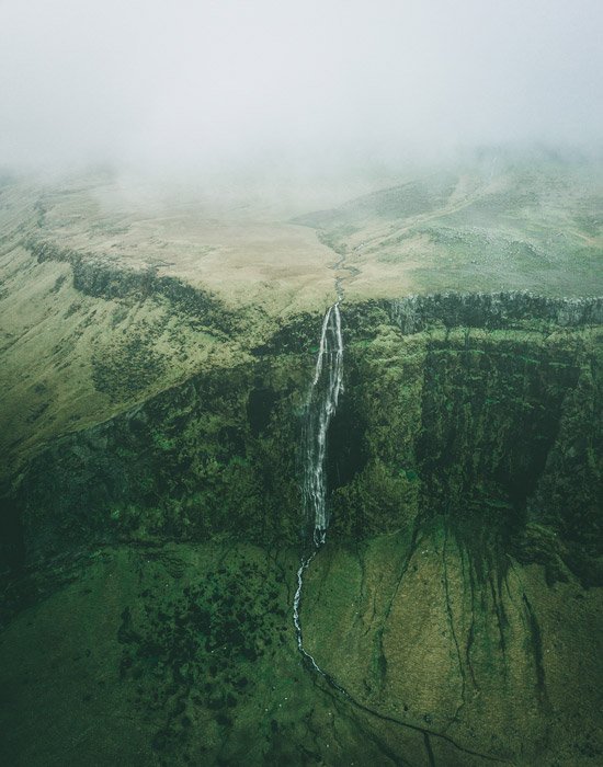 una vista de pájaro de un hermoso paisaje montañoso con una cascada: impresionantes fotos de paisajes