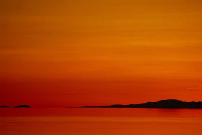 una hermosa escena costera de color naranja y rojo al atardecer: impresionantes fotos de paisajes