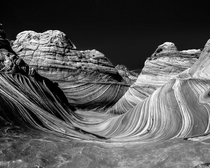 un paisaje montañoso rocoso filmado en blanco y negro - impresionantes fotos de paisajes