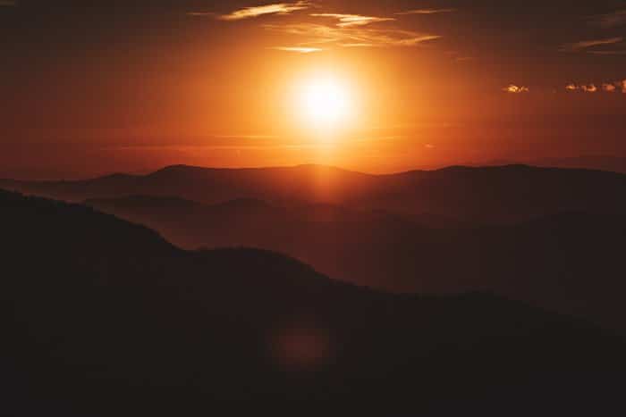 una gloriosa puesta de sol sobre un paisaje montañoso - impresionantes fotos de paisajes