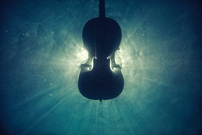 Foto atmosférica de un violonchelo bajo el agua: hermosos principios de fotografía