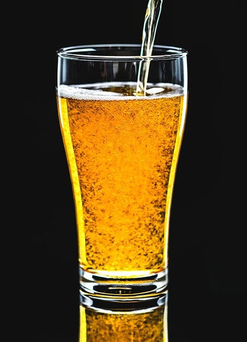 Fotografía de cerveza contra fondo negro