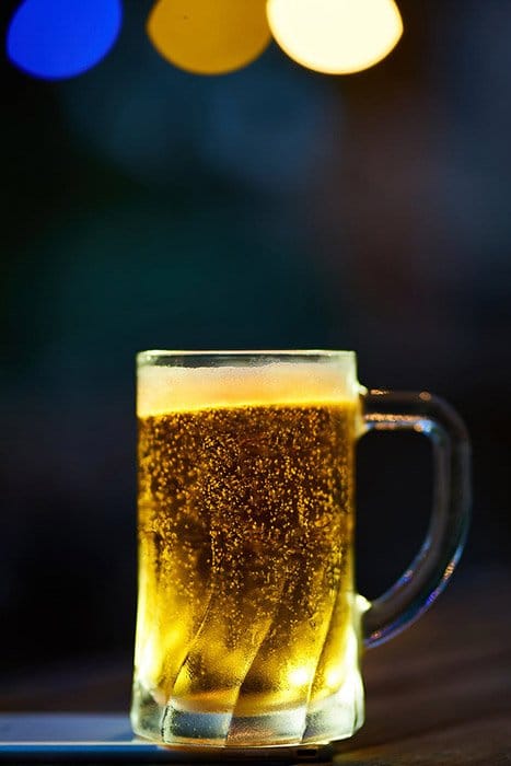 Una fotografía de producto de una pinta de cerveza. 