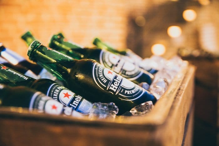 Una caja de botellas de heineken en hielo: cómo tomar fotografías de cerveza 