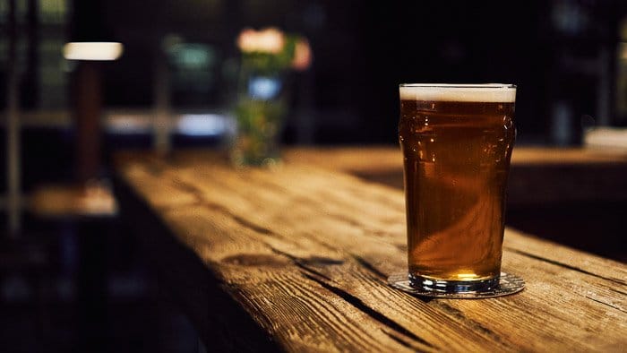 Una foto de cerveza en la barra de un bar - consejos para tomar fotografías de cerveza