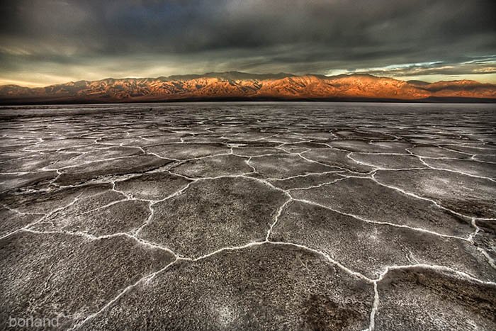 Fotografía del desierto en Badwater, Death Valley, enfatizando el primer plano y su patrón.