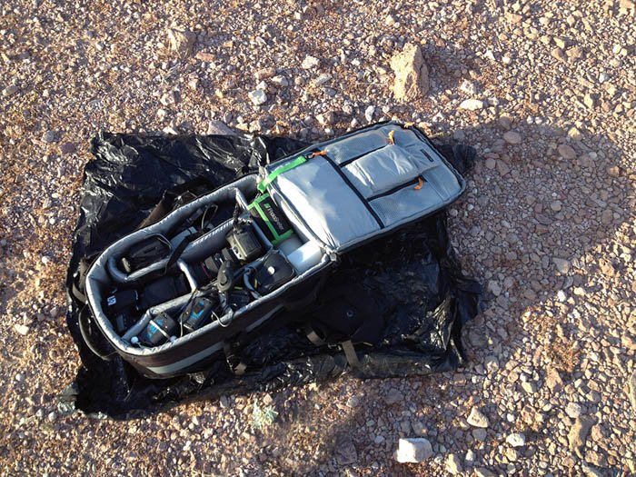 foto del uso de una bolsa de basura para proteger su cámara durante la fotografía del desierto