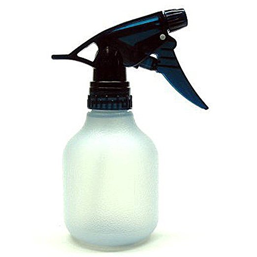Una botella de nebulización para agregar gotas de agua y mejorar cualquier toma macro.