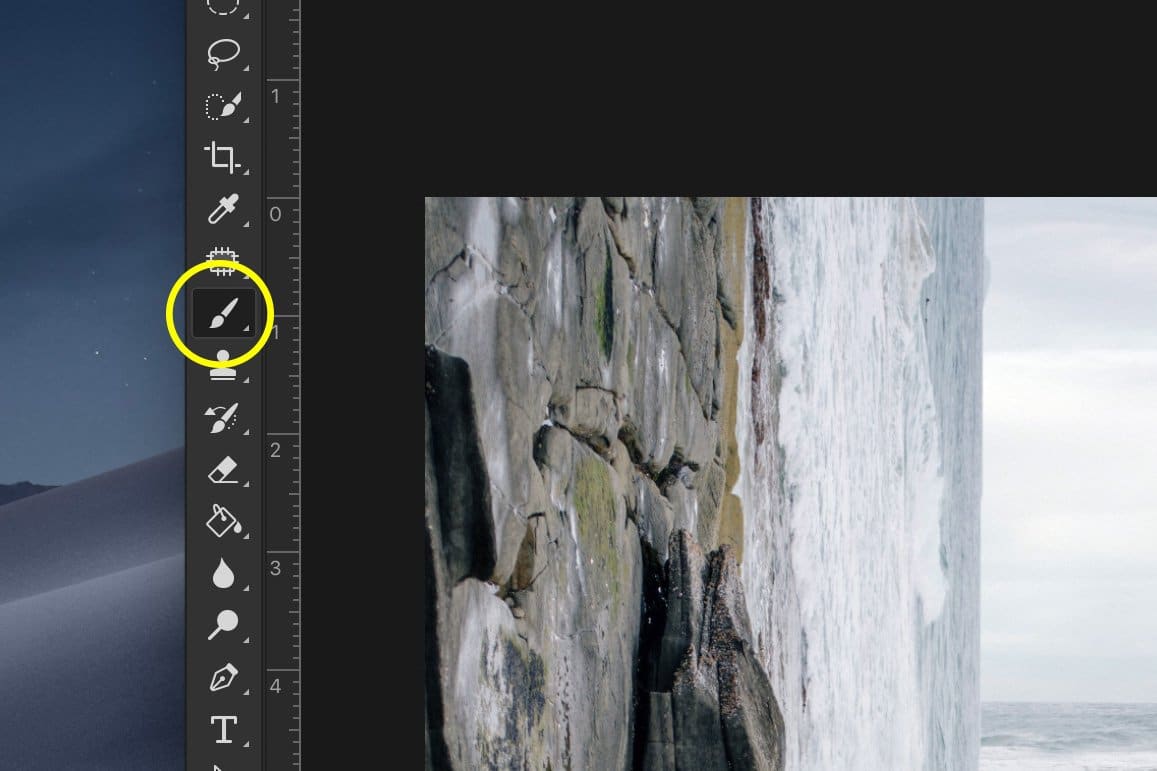 Una captura de pantalla que muestra cómo hacer un truco de doblar y deformar en Photoshop: seleccione la herramienta Pincel