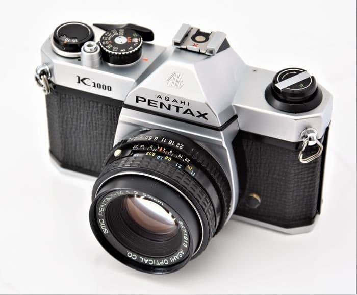 una imagen de la cámara Pentax K1000 de 35 mm