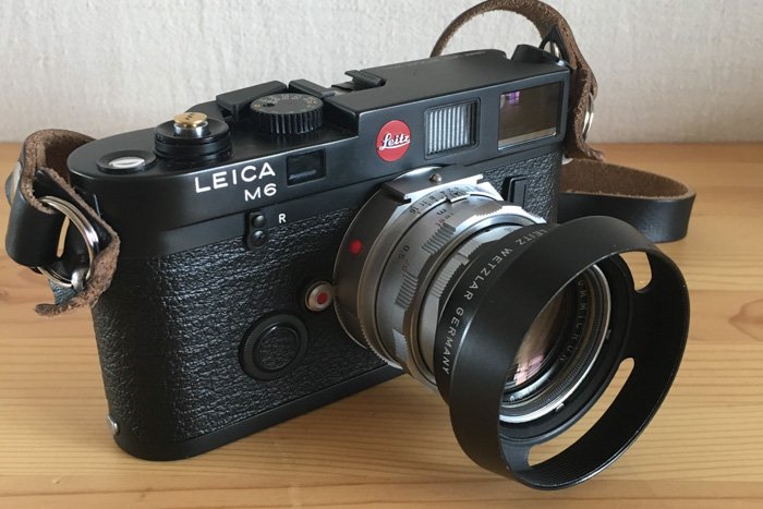 una imagen de la cámara clásica Leica M6 de 35 mm
