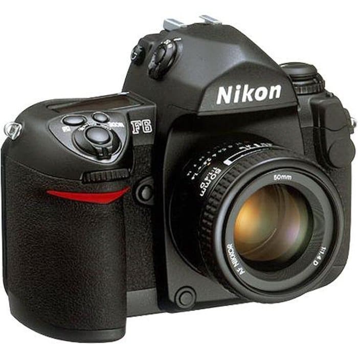 una imagen de la cámara clásica Nikon F6 de 35 mm