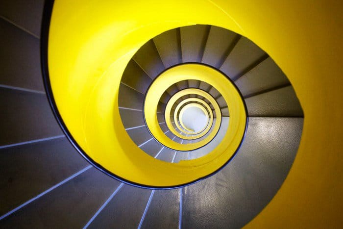 Una colorida escalera de caracol tomada con un teléfono inteligente: la mejor cámara para fotografía de arquitectura 
