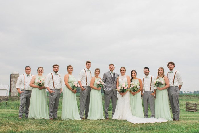 Una gran pose de fiesta de bodas al aire libre: enfoque de la cámara para fotografías grupales nítidas 