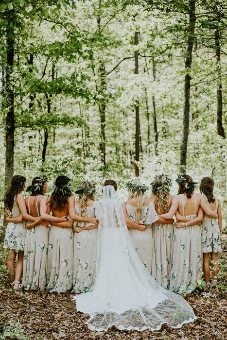 Una fiesta de bodas posando en un área forestal: enfoque de la cámara para fotografías grupales nítidas 