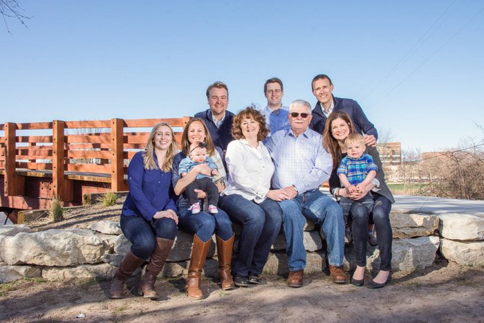 Una familia numerosa posa al aire libre: enfoque de la cámara para fotografías grupales nítidas 