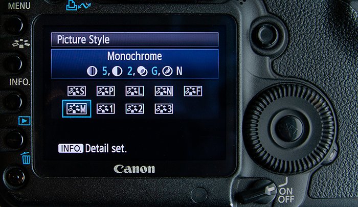 Primer plano de una pantalla de configuración de cámara - Monocromo seleccionado en una Canon 5D Mark II.