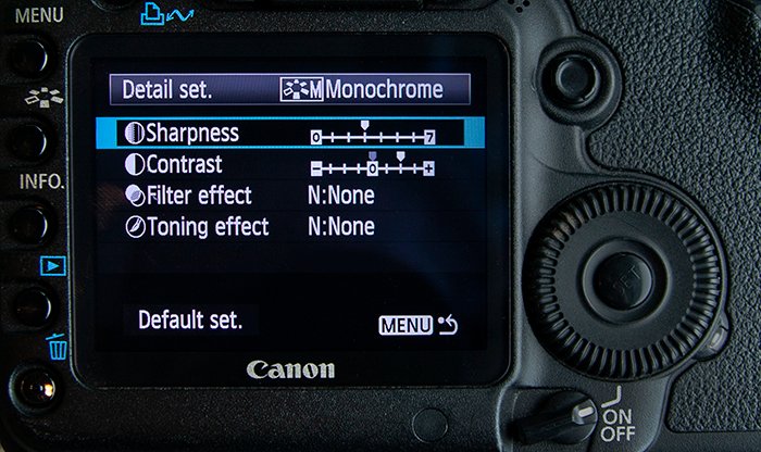 Primer plano de la configuración monocromática de la cámara en una Canon 5D Mark II.