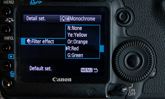 primer plano de un filtro rojo seleccionado en la configuración monocromática de la cámara en una Canon 5D Mark II.  - pantalla de configuración de la cámara