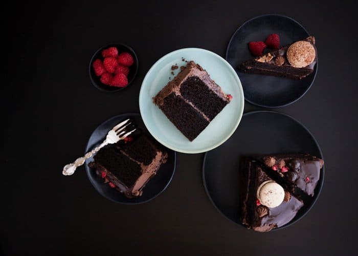 Foto laicos plana de un delicioso pastel de chocolate