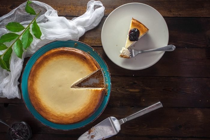 Foto laicos plana de un delicioso pastel de queso horneado