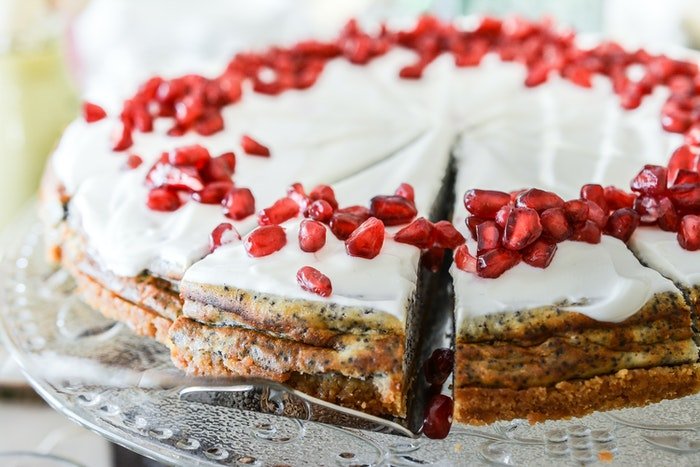 Cerca de un pastel de semillas de amapola helado