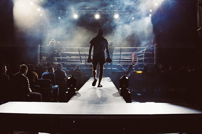 Cuadro de boxeo atmosférico de un luchador entrando al ring