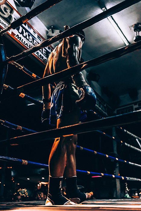 Imagen de boxeo atmosférico de un luchador en el ring durante un combate