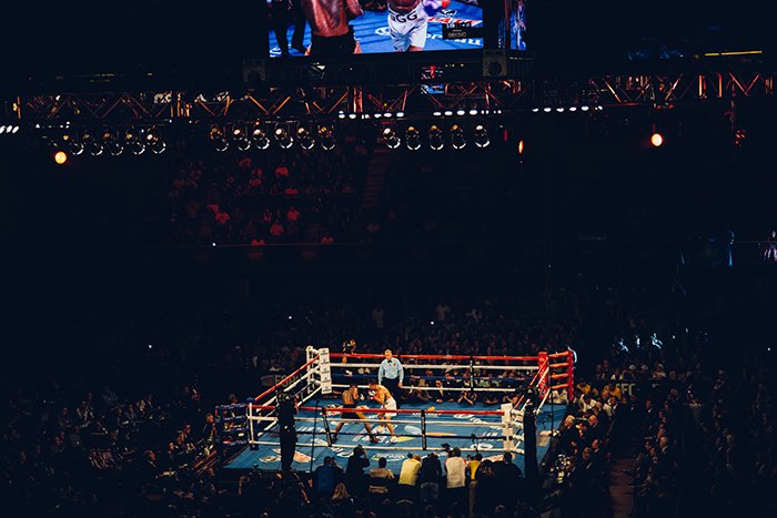 Imagen atmosférica de boxeo de alto ángulo de luchadores en el ring durante un combate