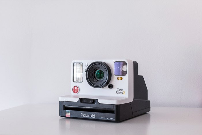 Una fotografía de producto de una cámara Polaroid sobre fondo blanco.