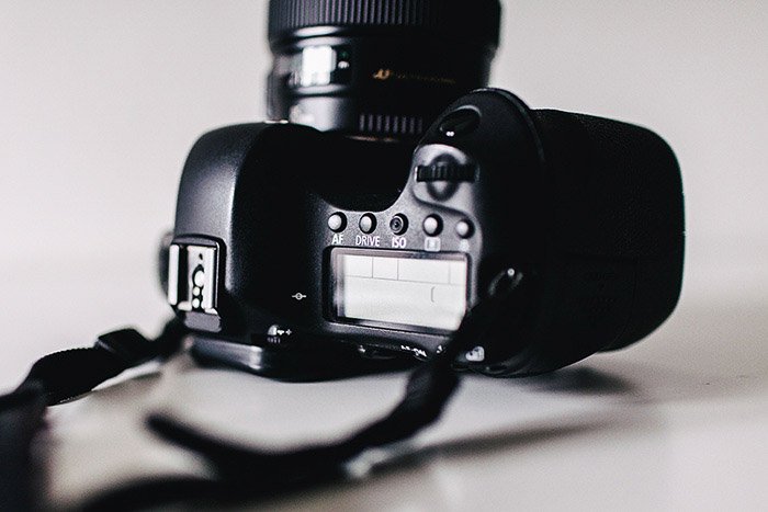 Una cámara DSLR de costado: fotografía en modo ráfaga