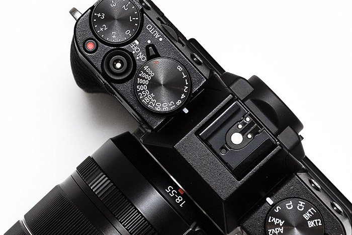Una descripción general de una cámara DSLR: la configuración del modo de ráfaga de esta cámara en la esquina inferior derecha de esta imagen.