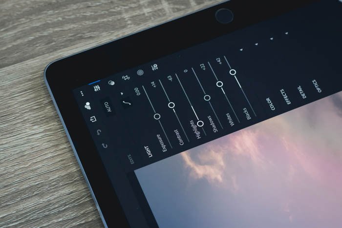Cerca de una tableta con edición de Lightroom en la pantalla