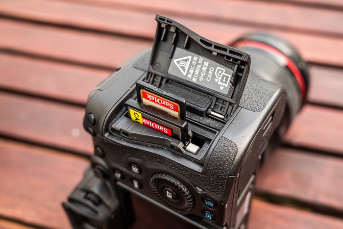 Carga de tarjetas de memoria en la cámara Canon R5