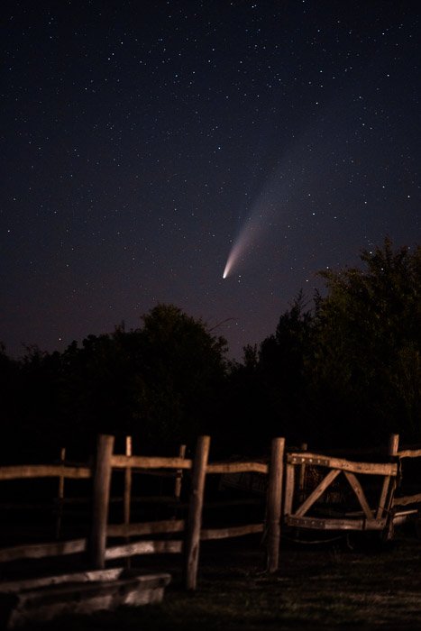 Un cometa en el cielo nocturno.