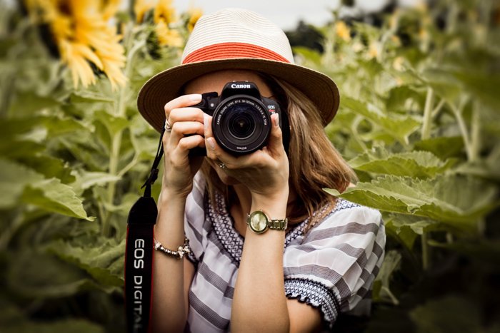 Una niña tomando una foto con una cámara Canon 