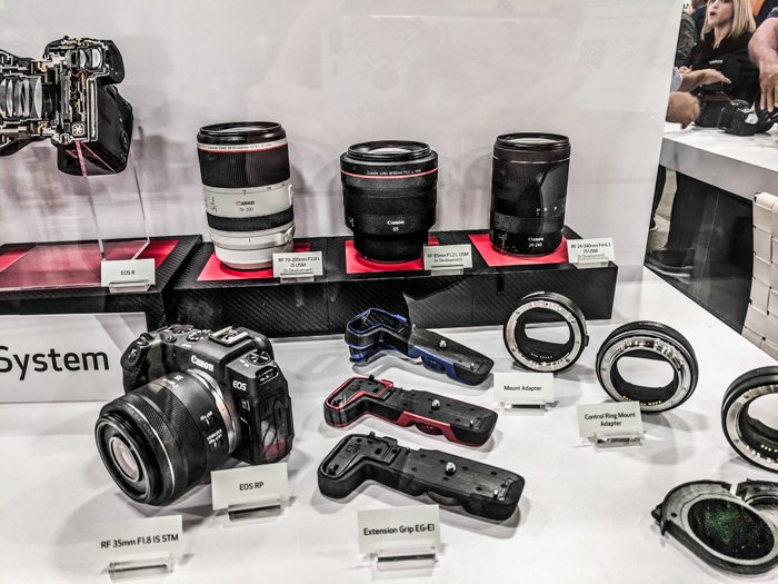 Una vitrina con los productos del sistema EOS de Canon, incluidos los nuevos objetivos RF de Canon para cámaras sin espejo 