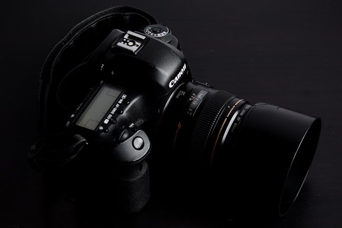 Una cámara réflex digital Canon equipada con un objetivo Canon EF 85 mm f / 1.8 USM 