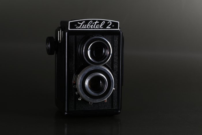una foto de una cámara réflex de doble lente Lubitel 2