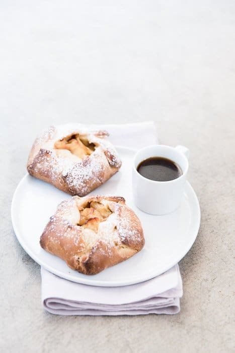 una fotografía de comida luminosa y aireada de postre y café. 