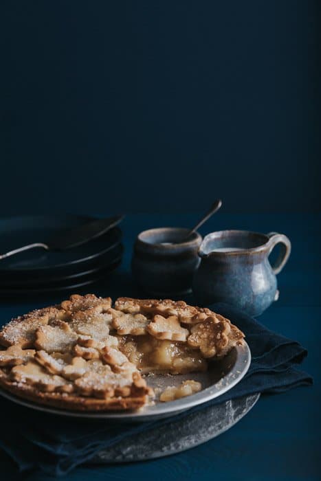 Tarta de manzana con cerámica sobre una mesa de madera