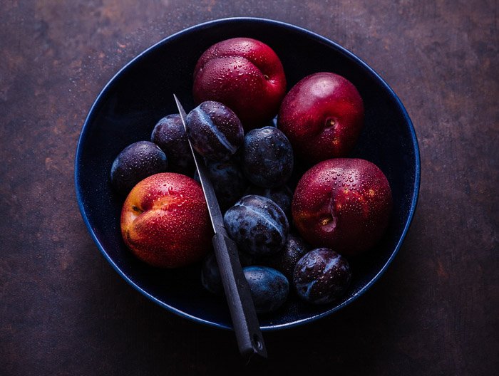 Fotografía aérea de un plato de frutas de hueso