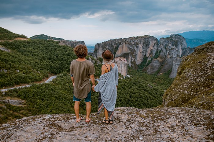 Un ejemplo de fotografía sincera de una pareja tomados de la mano en un paisaje pintoresco