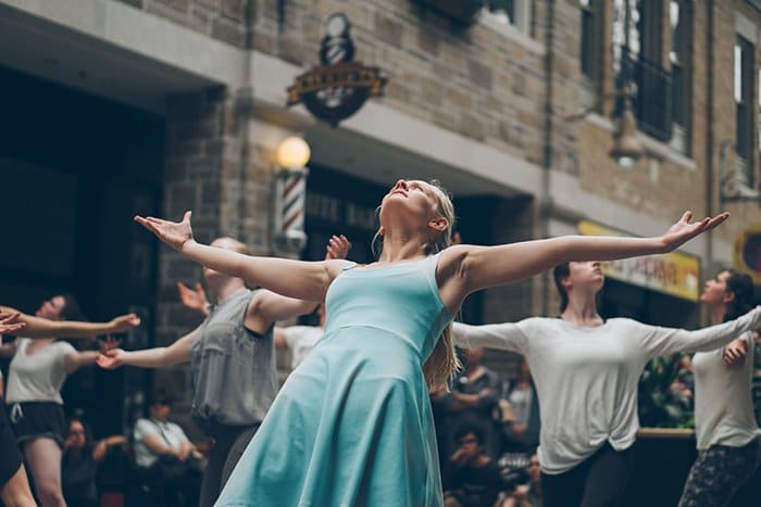 Un ejemplo de fotografía sincera de bailarines callejeros actuando 