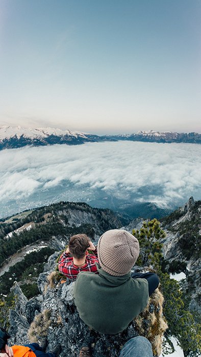 Un sincero disparo de gran angular de amigos caminando a través de un paisaje montañoso 