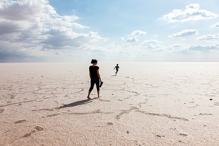 Foto sincera de una madre y sol en la playa.